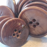 enkle-runde-lille-kant-brunmelerede-plastik-retro-knapper-fire-huller